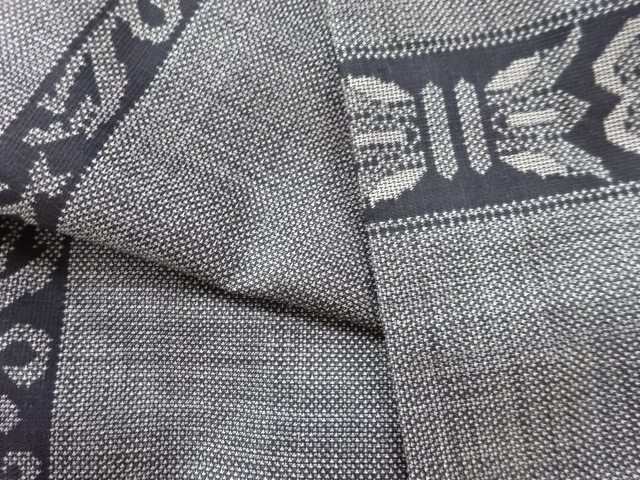  縞に更紗模様織出し本場泥大島紬着物（9マルキ）